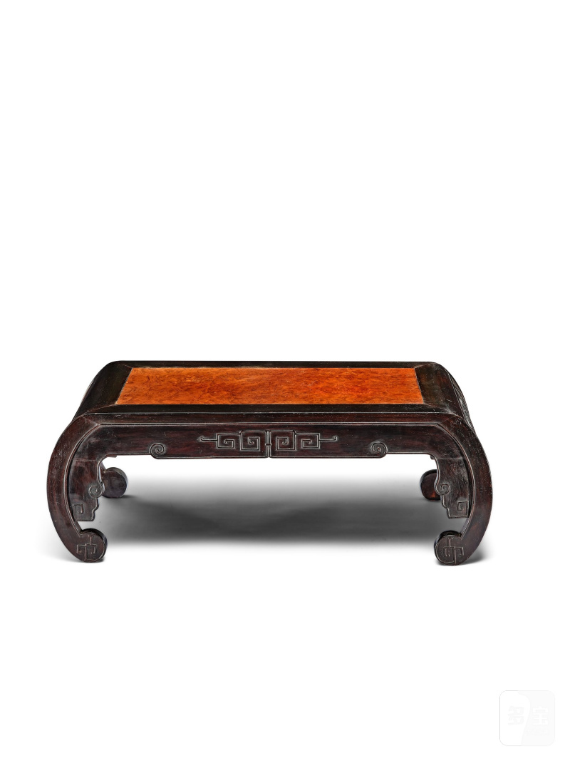硬木鑲癭木椅成對 及 硬木鑲癭木炕几 | A PAIR OF BURLWOOD-INSET HARDWOOD ARMCHAIRS AND A BURLWOOD-INSET HARDWOOD KANG TABLE - 图8